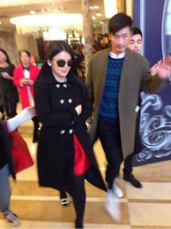 　婚禮現(xiàn)場現(xiàn)多位明星大腕助陣。