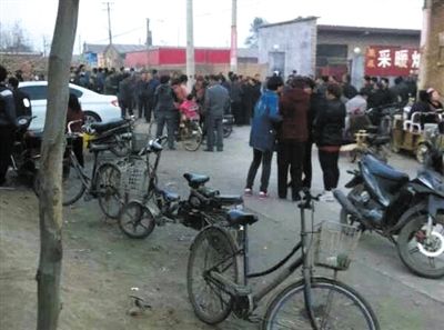 　11月9日下午，暴力催債的社會(huì)人員持械進(jìn)入獻(xiàn)縣安莊后，村民們聚集在一起準(zhǔn)備反抗。村民供圖