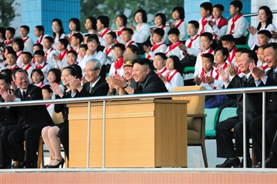 5月2日，金正恩與金與正（前排左二）一起觀看比賽。