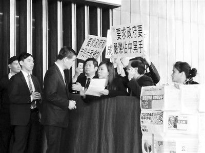 撐警大聯(lián)盟召集人李偲嫣2日到特首辦請愿，要求政府嚴厲處置“占中三子”和“雙學”的代表。