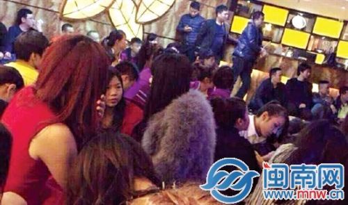 酒店內(nèi)，男男女女被分開而坐