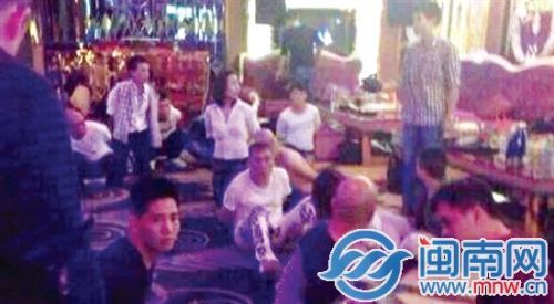 一間包廂內(nèi)十多人被警察反銬雙手