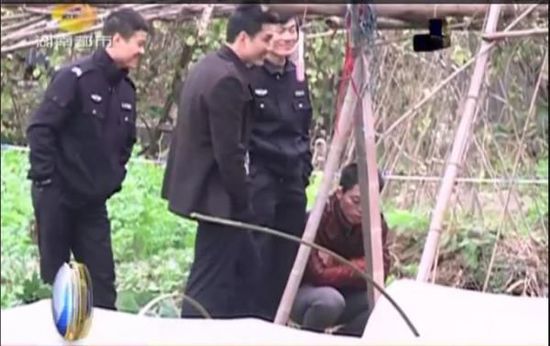 一個見習警官，一個二級警司，和一個便衣人員站在菜地里笑。