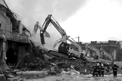 3日下午，挖掘機(jī)在現(xiàn)場(chǎng)作業(yè)。 譚青/攝