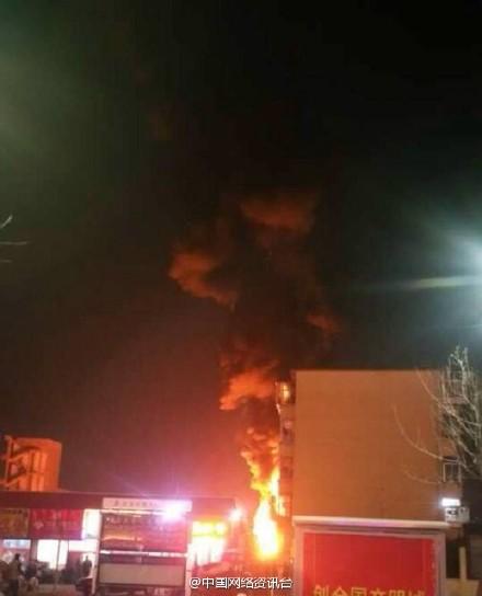 河北秦皇島一廠房發(fā)生火災，現(xiàn)場火勢兇猛。