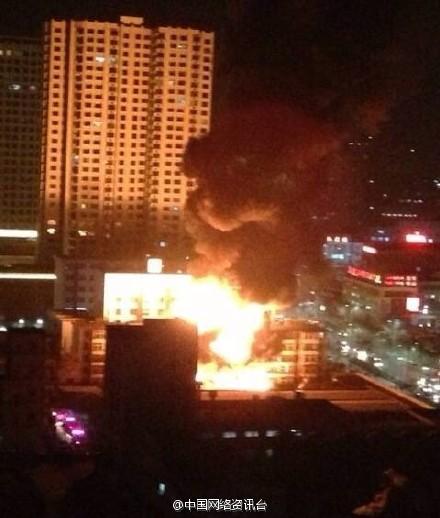 河北秦皇島一廠房發(fā)生火災，現(xiàn)場火勢兇猛。