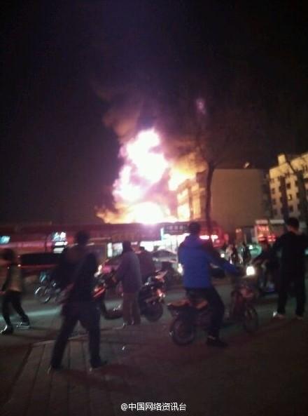 河北秦皇島一廠房發(fā)生火災，現(xiàn)場火勢兇猛。