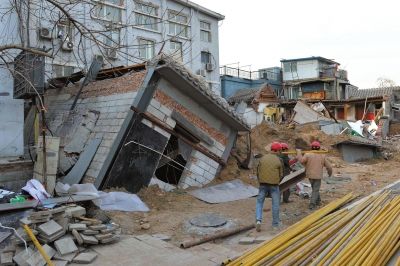 坍塌事故發(fā)生后，房屋傾倒在地面上。記者 徐曉帆/攝