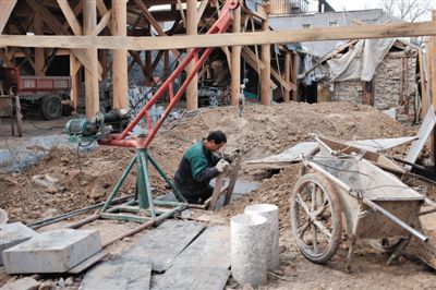 東城區(qū)北鑼鼓巷與小經(jīng)廠胡同之間一處四合院內(nèi)，工人進入已經(jīng)挖好的地下室內(nèi)施工。