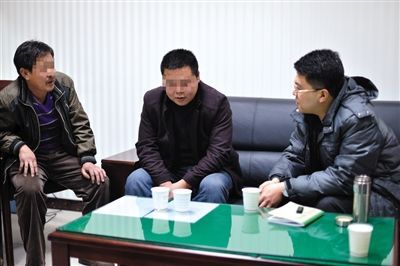 1月7日，陜西省榆林市，國(guó)家信訪局第五督查組成員王治鐸（右一）與兩名信訪人約談。 楊凱 攝