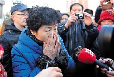 2月9日，呼格吉勒圖的母親尚愛云在旁聽趙志紅案后，接受媒體采訪時落淚。新華社記者 任軍川 攝