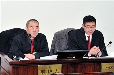 1月5日，呼市中院審理趙志紅案。律師謝飛（左）和張瑞軍（右）出庭為趙志紅辯護(hù)。