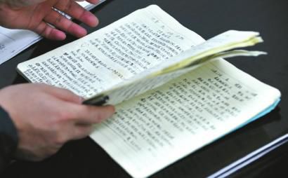 小王留下的日記本里記錄了很多她的往事。