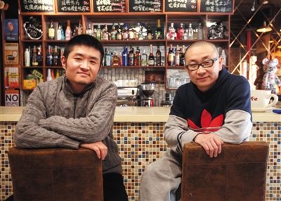 　14日，西安交通大學(xué)路66號(hào)公路咖啡館，苗阜（左）、王聲（右）兩位青年相聲演員今年將第一次登上春晚