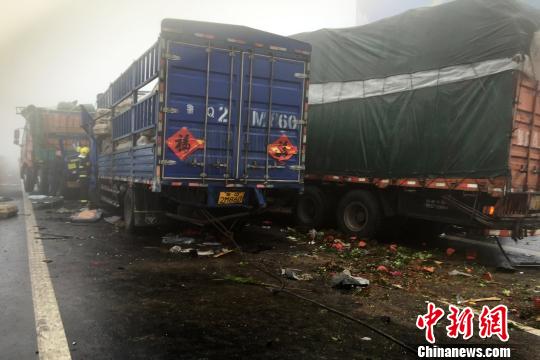 圖為21日，蘭南高速河南段車禍?zhǔn)鹿尸F(xiàn)場(chǎng)一片狼藉。　郭浩　攝