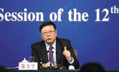 昨日，十二屆全國(guó)人大三次會(huì)議新聞中心，環(huán)保部部長(zhǎng)陳吉寧回答中外記者提問。新京報(bào)記者 陳杰 攝