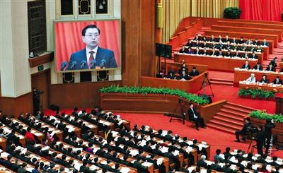 十二屆全國人大三次會(huì)議舉行第二次全體會(huì)議，全國人大常委會(huì)委員長張德江作全國人大常委會(huì)工作報(bào)告。