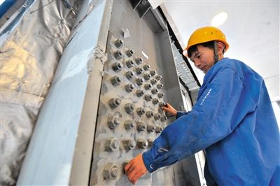 工人在內(nèi)部安裝鋼結(jié)構(gòu)。