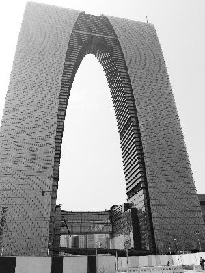 被網(wǎng)友戲稱為秋褲的蘇州“東方之門(mén)”