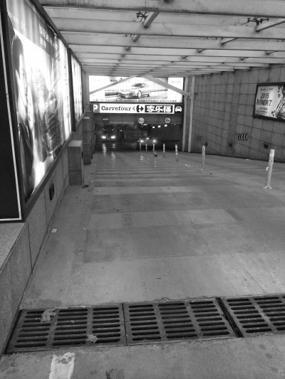 　　國(guó)貿(mào)360的地下車庫(kù)，坡陡讓人膽寒。