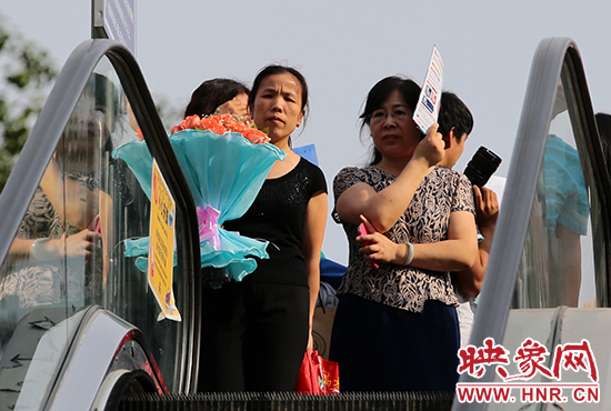 有一種情，你我日日相見，從不言表，但會抱著鮮花等候歸人。