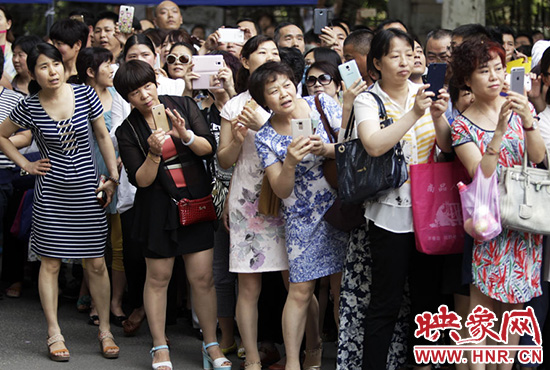 你在人群中，只有找到你，她們才會松下眉間的皺紋。