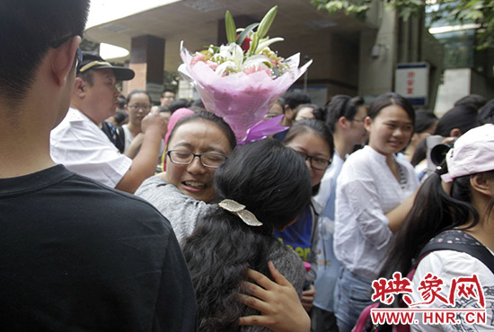 沖向你，給你一個深情的擁抱。