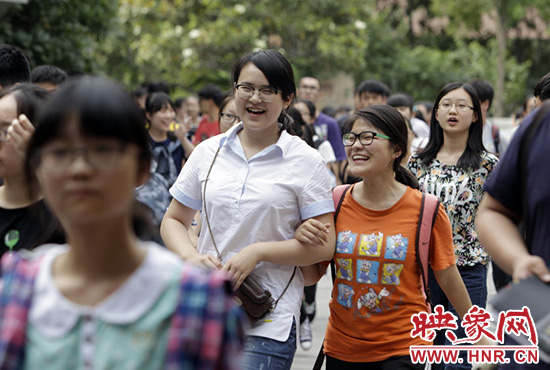 也有一種情，平日嬉笑怒罵，針鋒相對，只有別離時才會牽手擁抱。