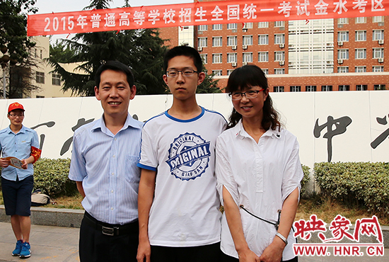 高考結(jié)束的那一刻，就意味著離別，別了曾經(jīng)的班級、老師、朋友、甚至戀人。