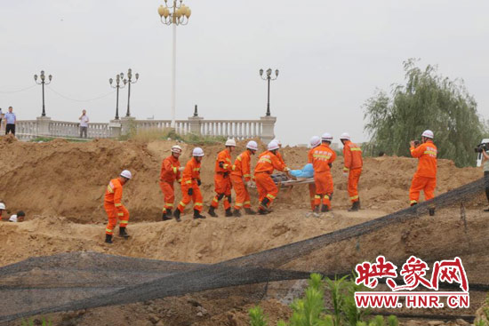 12點(diǎn)07分，又一人被抬出