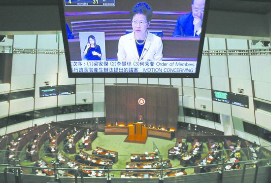 香港兩派激烈對決政改案 25名議員舌戰(zhàn)立法會(huì)