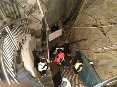 游客到魚(yú)泉參觀。