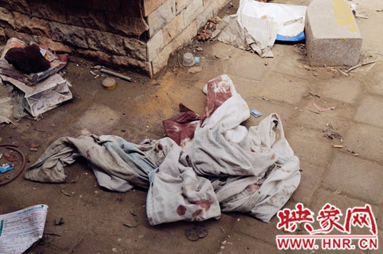 現場一張被單上沾滿血跡。