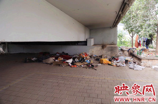 流浪漢在高架橋下居住，靠撿垃圾為生。