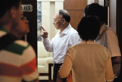 劉鵬局長走出會場。昨日的足球改革發(fā)展工作會議上，國家體育總局為中國足球“開了一扇門”。