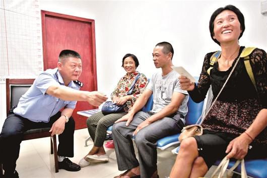 在民警的幫助下，流浪婦女右一與親人相聚