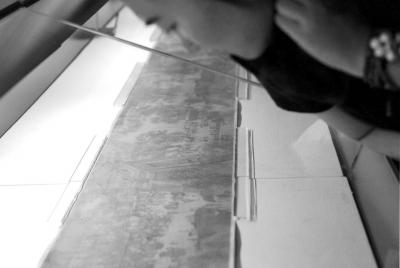 一名觀眾俯身細(xì)看《清明上河圖》。 京華時(shí)報(bào)記者王海欣攝