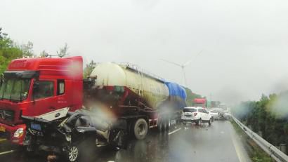 西攀高速公路追尾事故現(xiàn)場(chǎng)。