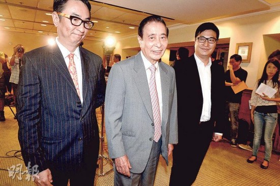 四叔李兆基（中）、長子李家杰（左）及次子李家誠