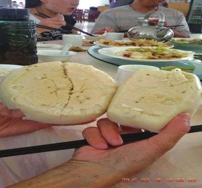 在參加山西游行程中，體驗(yàn)員發(fā)現(xiàn)團(tuán)餐中的饅頭已經(jīng)發(fā)霉。視頻截圖