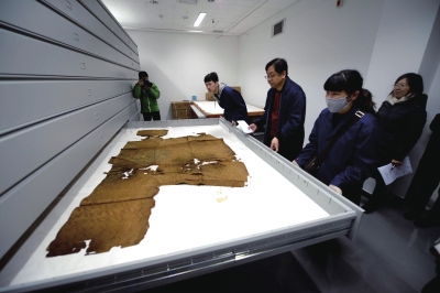 萬歷皇帝穿過的龍袍已經(jīng)碎裂失去色彩。