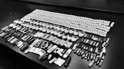 警方在行動中繳獲的地下錢莊持有的銀行卡和手機(jī)、U盾等作案工具。