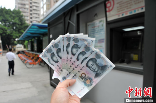 “如果是千元左右的跨行轉(zhuǎn)賬，都會(huì)先充值到支付寶，然后再轉(zhuǎn)到相應(yīng)銀行賬戶中”，肩負(fù)3000多元月供的北京白領(lǐng)小李告訴中新網(wǎng)記者，這樣操作起來(lái)方便、省時(shí)，還免去下載好幾個(gè)銀行客戶端的麻煩。