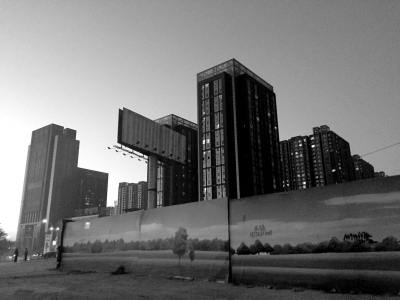 荒地西、南、北三面被2米多高的圍欄圍住。