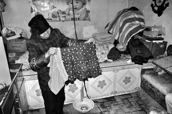 給爺爺?shù)芥?zhèn)上領(lǐng)過冬的福利，卻領(lǐng)回短裙短褲