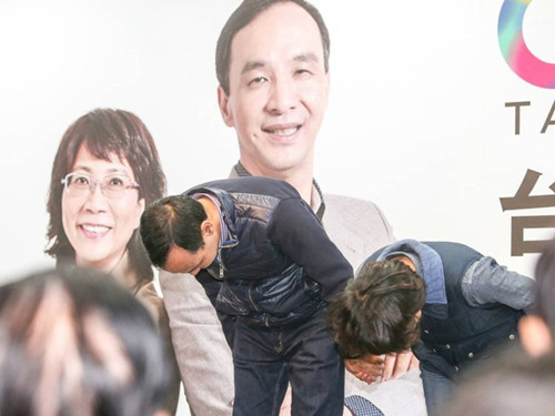 國(guó)民黨明天下午將召開(kāi)臨時(shí)中常會(huì)，決定由誰(shuí)擔(dān)任代理主席。圖為朱立倫與王如玄上午到競(jìng)選總部，向支持自己競(jìng)選的志工們一一致意，感謝他們的陪伴。圖片來(lái)源：臺(tái)灣《聯(lián)合報(bào)》