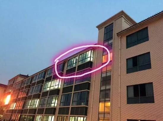 就在這間教室，吳老師在監(jiān)考中過(guò)世。