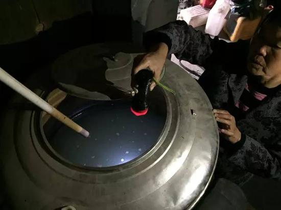洞庭湖缺水，2015年11月，湖南省南縣石壩村肖喜福老人家中面臨的水質(zhì)型缺水難題。近20多年來，家里打了兩次深井，如圖所示，井水呈乳白色，鐵錳嚴重超標，無法飲用。新華社記者周楠攝
