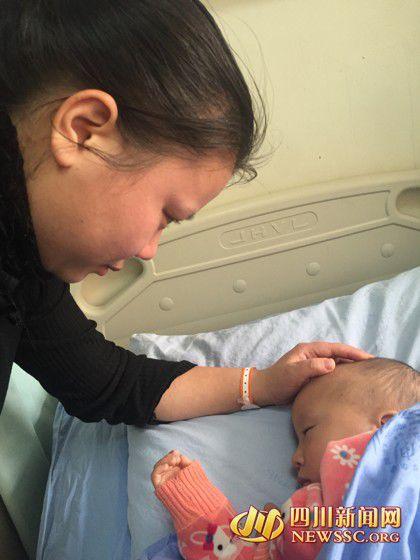 徐女士看著睡著的兒子，心里為手術(shù)費(fèi)發(fā)愁