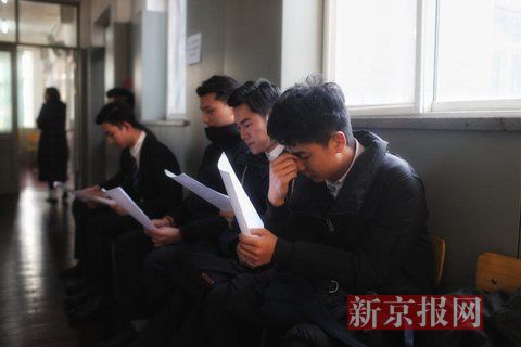 主持系考生正在備考區(qū)等待考試。